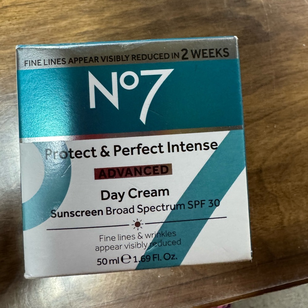 Protect & Perfect Intense Advanced Day Cream SPF 30 - Teal/White